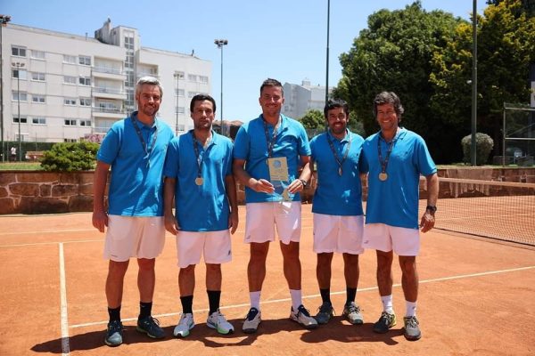 TRI-CAMPEÕES NACIONAIS +35

O CT Faro revalidou o título de campeão nacional de equipas veteranas no escalão +35🥇💪

André Nunes, João Mana, José Ricardo Nunes, Gonçalo Nicau e Rodrigo Fernandes